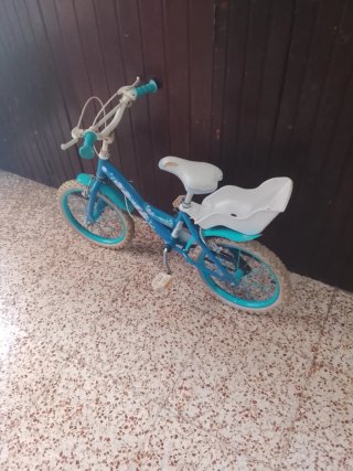Bicicleta infantil azul con asiento trasero
