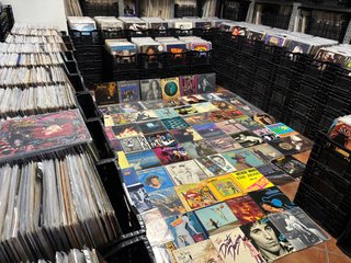 + di 15.000 vinili in vendita (tra 5€ e 16€)