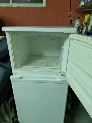 Nevera de dos puertas blanca