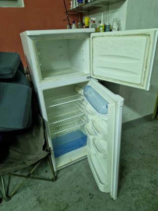 Nevera de dos puertas blanca