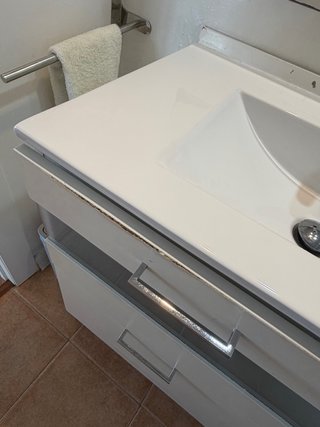 Mueble de baño grande con lavabo y grifo