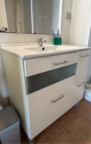 Mueble de baño grande con lavabo y grifo