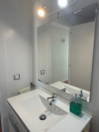 Mueble de baño grande con lavabo y grifo
