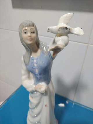 Figura de Porcelana Mujer con Paloma