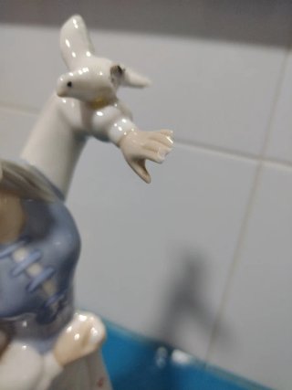 Figura de Porcelana Mujer con Paloma