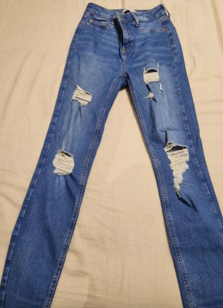 Pantalón Vaquero Azul con Roturas