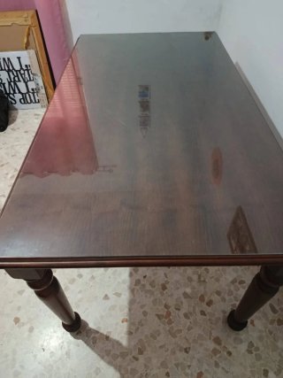 Mesa de salón de madera y cristal
