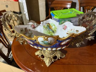 Centro de mesa de porcelana con detalles dorados