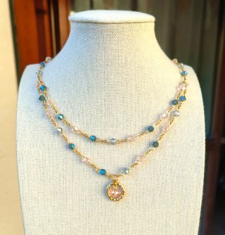 Collana con cristalli blu e rosa