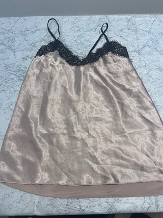 Top/camiseta satinada con encaje negro