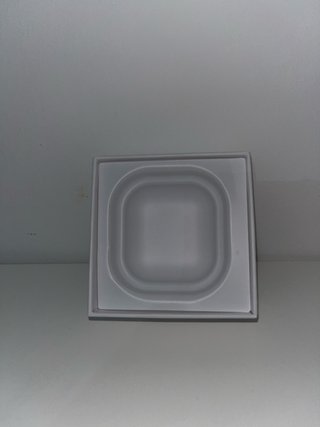 Caja AirPods 4