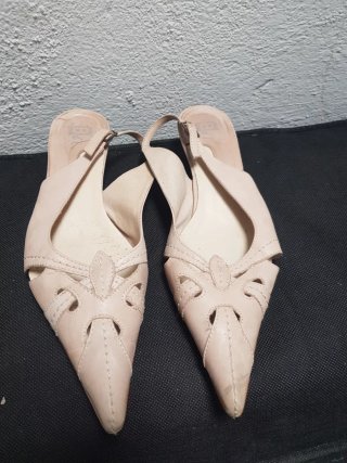 Sandalias Beige con Detalle Calado