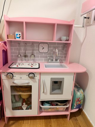 Cocinita de juguete rosa