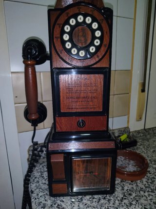 Teléfono antiguo de pared