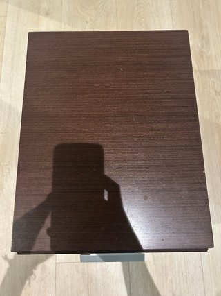 Cajonera pequeña de madera marrón