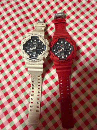 2 Relojes Casio G-Shock Blanco y Rojo