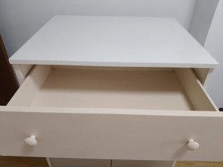 Armario bajo de madera blanco y beige