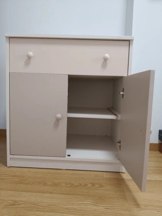 Armario bajo de madera blanco y beige