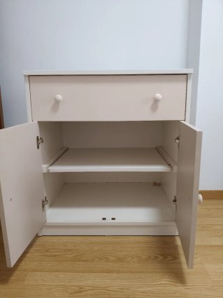 Armario bajo de madera blanco y beige