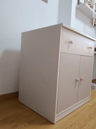 Armario bajo de madera blanco y beige