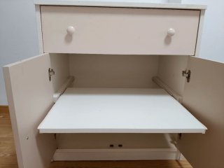 Armario bajo de madera blanco y beige