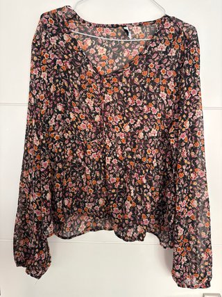 Blusa negra con estampado floral