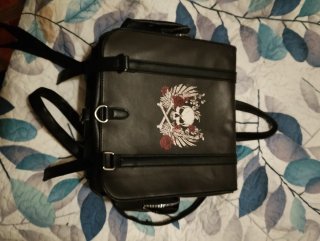 Bolso de cuero con calavera y rosas