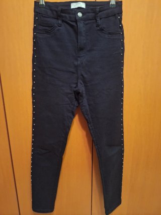 Pantalón vaquero negro Bershka con tachuelas