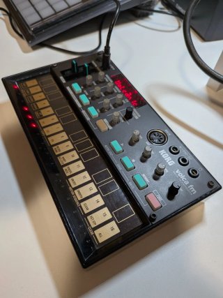 Korg Volca FM + Fuente de alimentación