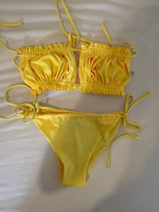 Bikini amarillo con volantes