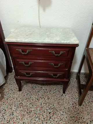 Muebles antiguos con repisa de mármol