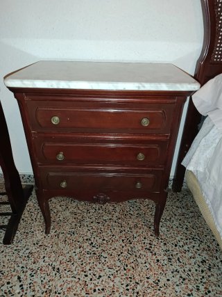 Muebles antiguos con repisa de mármol