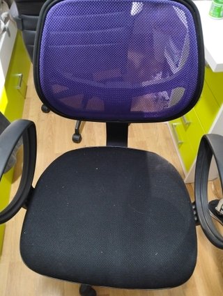 Silla de estudio ergonómica púrpura y negra