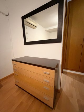 Dormitorio completo con cama y cómoda