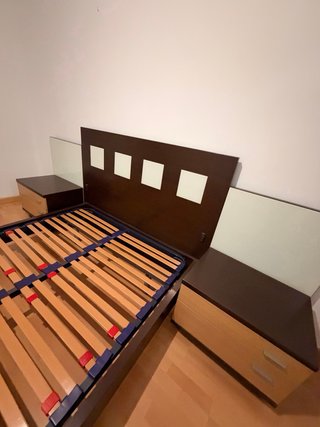 Dormitorio completo con cama y cómoda