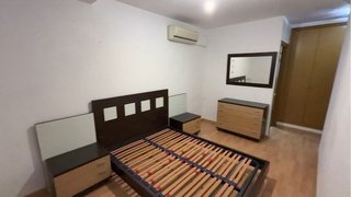 Dormitorio completo con cama y cómoda