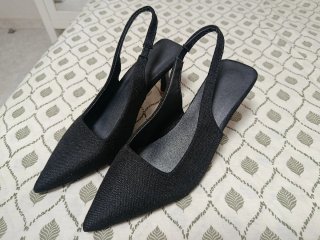 Zapatos de vestir negro.
