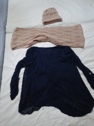 Gorro y bufanda rosa, camiseta azul