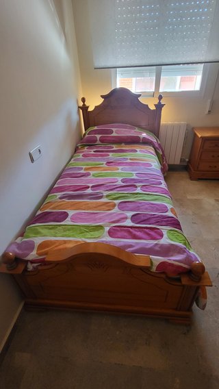 Dormitorio de Pino: Cama 90, Mesita y Cómoda