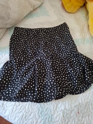 Falda corta con estampado de lunares