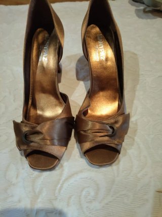 Zapatos de tacón Marypaz dorados
