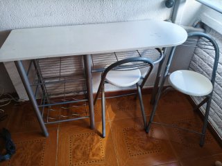 Mesa cocina/comedor + 2 sillas blancas