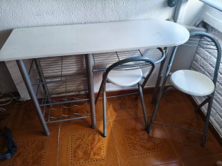 Mesa cocina/comedor + 2 sillas blancas