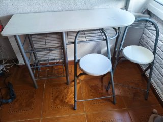 Mesa cocina/comedor + 2 sillas blancas