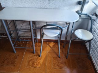 Mesa cocina/comedor + 2 sillas blancas