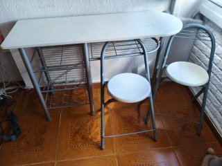 Mesa cocina/comedor + 2 sillas blancas