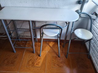Mesa cocina/comedor + 2 sillas blancas