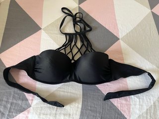 Parte de arriba de bikini negra