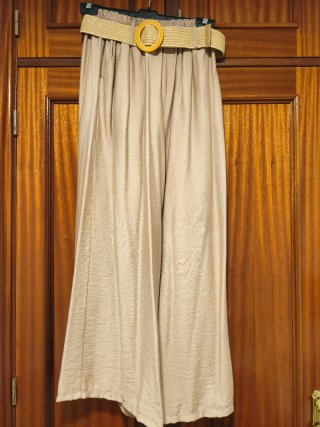 Pantalón ancho beige con cinturón