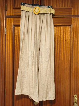 Pantalón ancho beige con cinturón